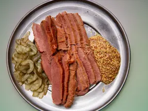 Pastrón sobre latkes de papa