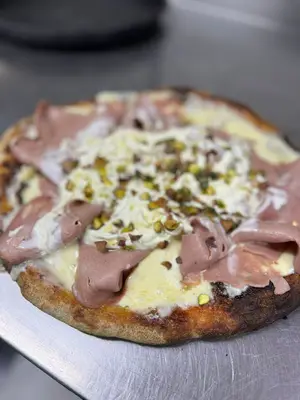 Pizza mortadela
