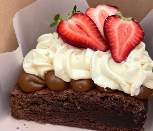 Porción de torta brownie