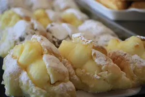 Medialuna rellena de pastelera