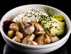 Sushi bowl de pollo teriyaki