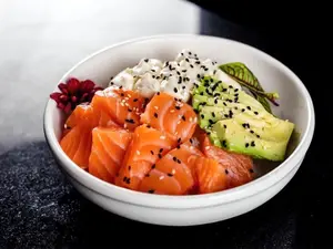 Sushi bowl de salmón