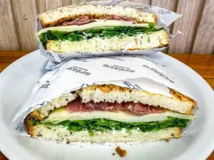 Sandwich de jamon crudo