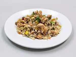 Salmón yakimeshi