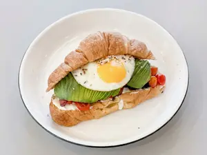 Croissant avocado
