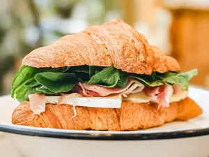 Croissant jamon crudo