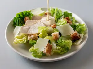 Ensalada Cesare con pollo