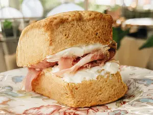 Scon de queso relleno