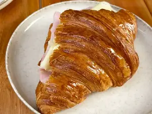 Croissant De Jamón Y Queso