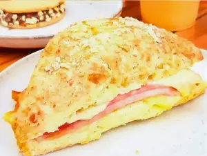 Scon relleno jamon y queso