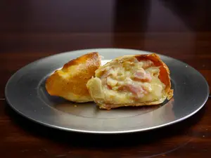 Empanada de jamón y queso