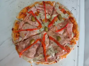 Pizza jamón y morrón