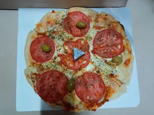 Pizza jamón y tomate