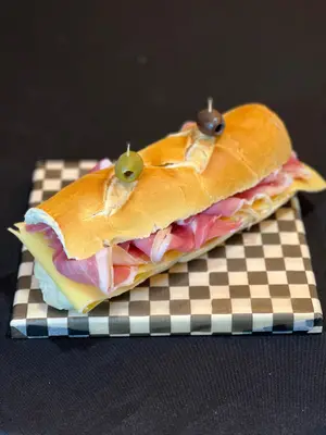 Sándwich crudo y queso dambo