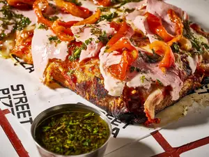 Pizza jamón y morrones