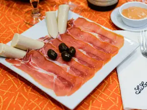Jamón crudo con palmitos