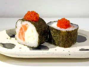 Maki trucha salmon y huevas x8