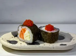 Maki trucho salmon y huevas x8