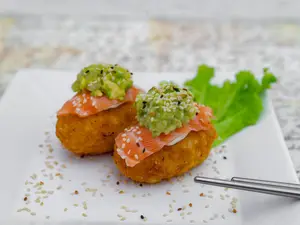 Niguiri hot coronado con guacamole por 5 piezas
