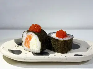 Maki trucho salmon y huevas x8
