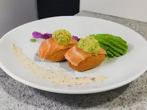 Niguiri Hot coronado con Guacamole x5