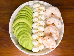Sushi bowl de langostinos