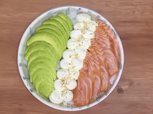 Sushi bowl de salmón rebozado