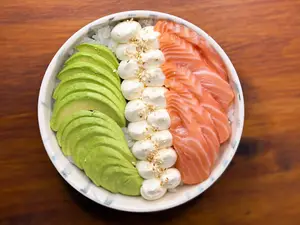 Sushi bowl mixto