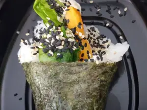Temakis de durazno, rucula y phila