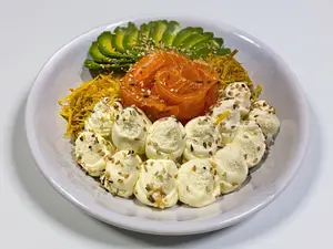 Sushi sake salad