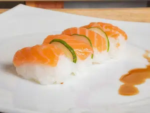 Nigiris de salmón rosado