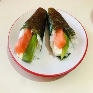 Temaki de salmón (2 unidades)