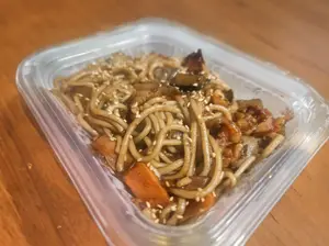 Yakimeshi con salmón