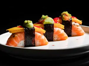 Niguiri thai de salmon y mango 3u