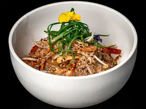 Wok de vegetales y arroz con pollo