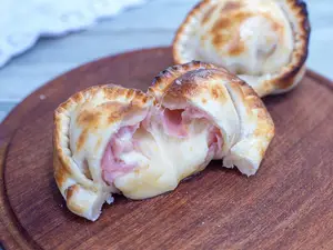 Empanada de jamón y queso