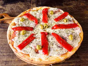 Pizza con jamón y morrones