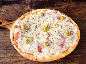 Pizza muzzarella con jamón
