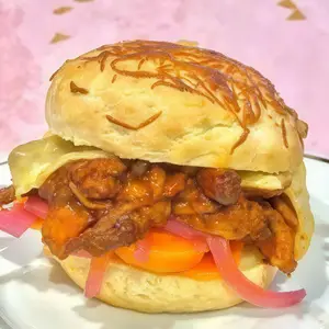 Sándwich de cerdo ahumado con BBQ