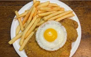 Milanesa a caballo con fritas