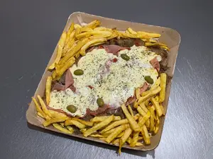 Milanesa cheddar y huevo frito c/fritas
