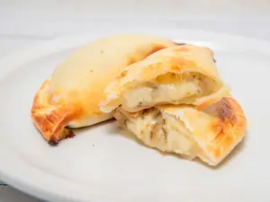 Empanada de queso y cebolla