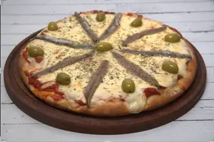 Pizza de muzzarella y anchoas