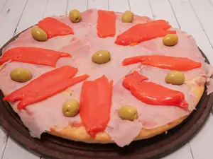 Pizza jamón y morrones