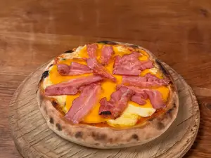 Pizza cheddar y panceta