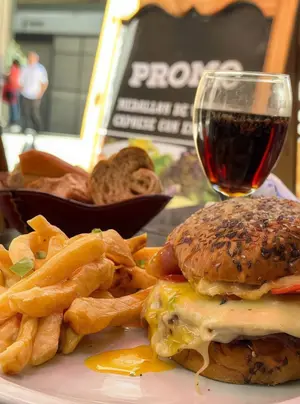 Hamburguesa con jamón y queso