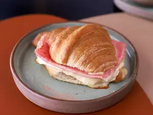 Croissant de jamón y queso