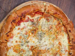 Pizza 4 quesos grande8 porcion