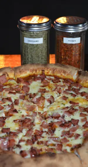 Pizza muzzarella con jamón grd