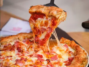 Pizza panceta y cheddar chica